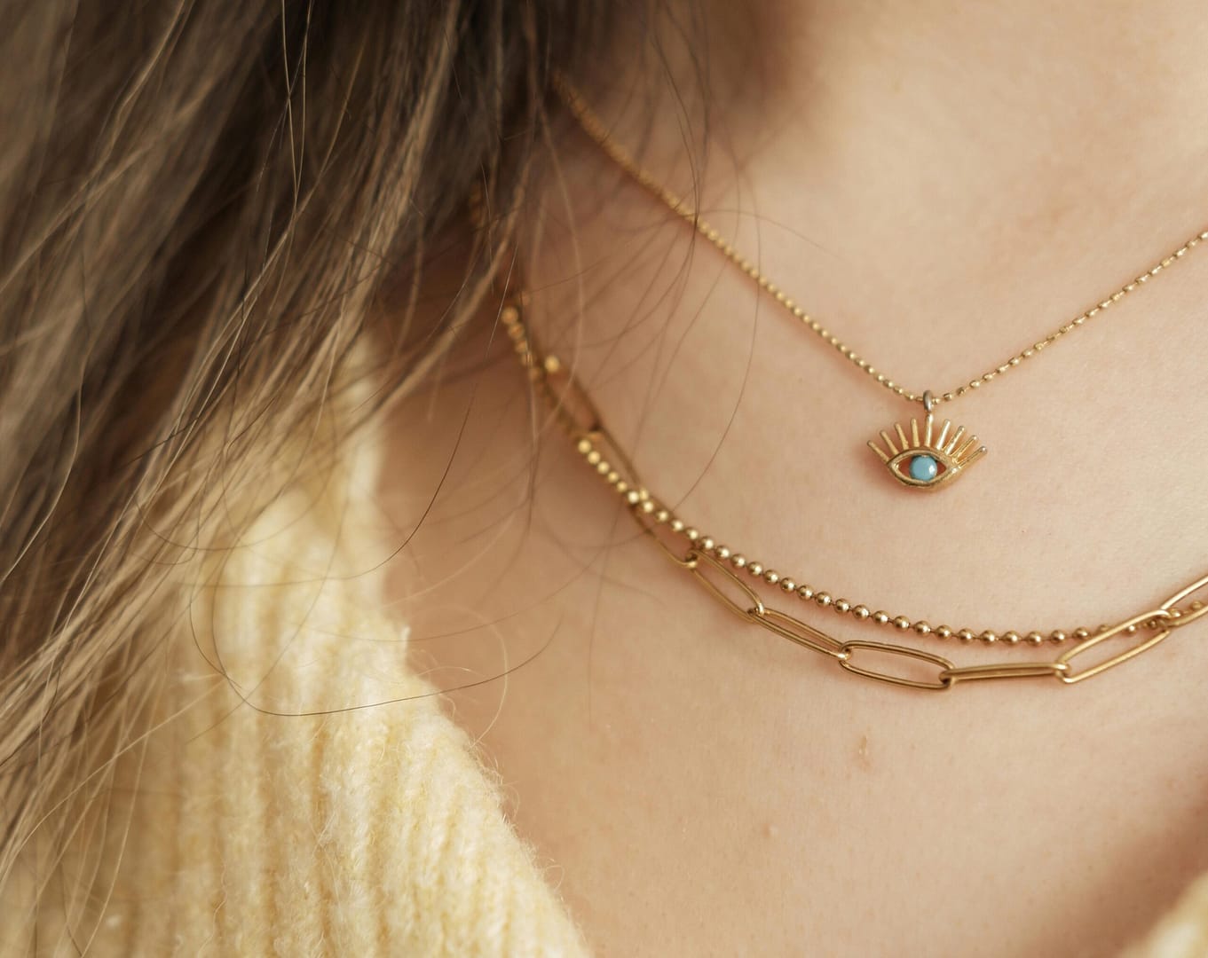 Jak dobrać biżuterię do różnych dekoltów?