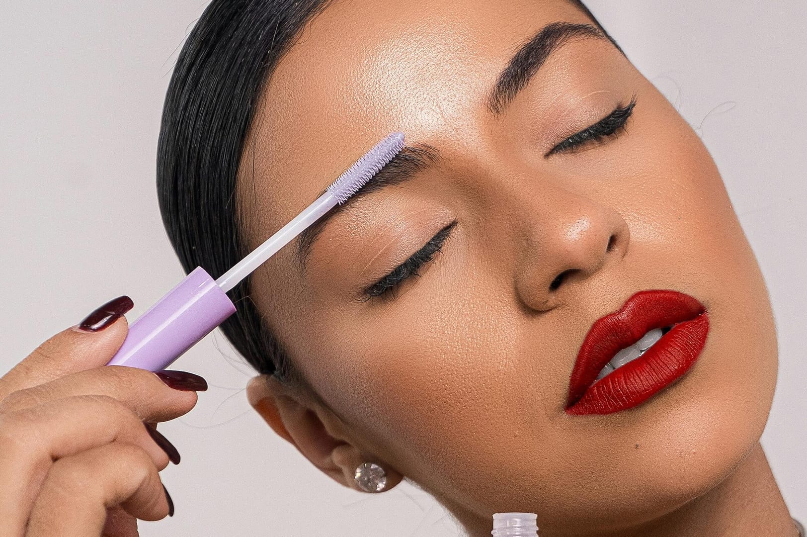 Jakie są najnowsze trendy w makijażu brwi?