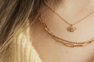 Jak dobrać biżuterię do różnych dekoltów?