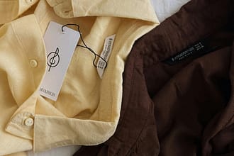 Jak interpretować metki ubrań, aby dbać o nie właściwie?