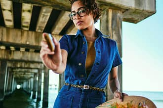 Jak nosić kombinezon do pracy, by wyglądać profesjonalnie?