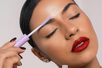 Jakie są najnowsze trendy w makijażu brwi?