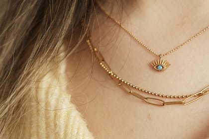 Jak dobrać biżuterię do różnych dekoltów?