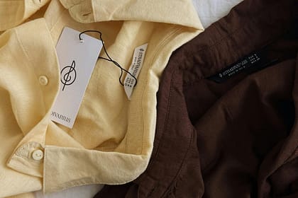 Jak interpretować metki ubrań, aby dbać o nie właściwie?